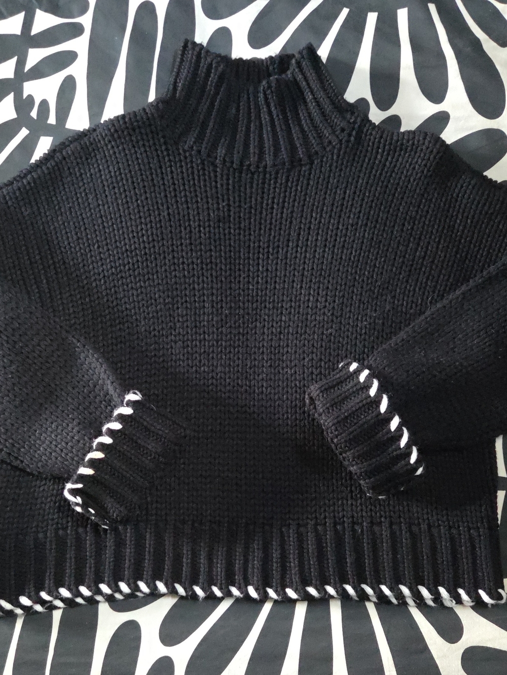 RD Style Boxy Black Turtleneck Sweater with White Contrast Stitching